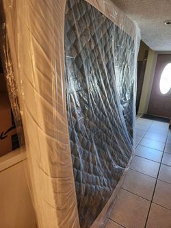 Vendo Cama King size como nueva, con colchón con forro  y base