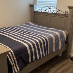 Queen Bed Wood Frame And 2 dressers
