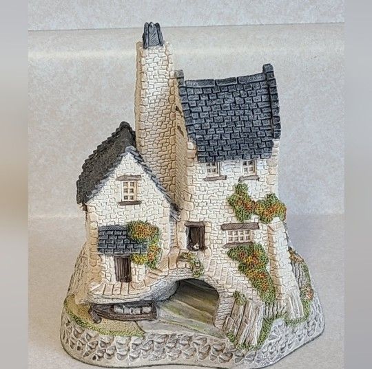 David Winter Cottages The West Country Collection Tamar Cottage
Paint wear on the gray roof . Could be touched up easily. Fake snow on felt.
