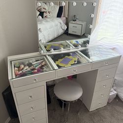 White Vanity with mirror / tocador con espejo