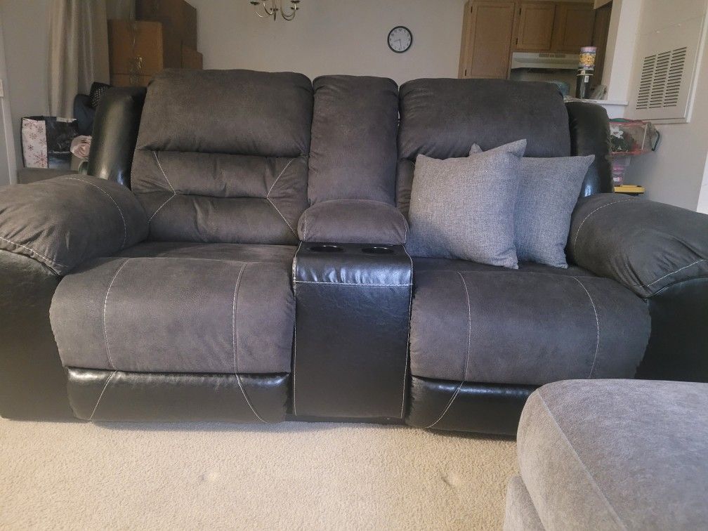 Reclining Loveseat 200. Like New I Am Moving