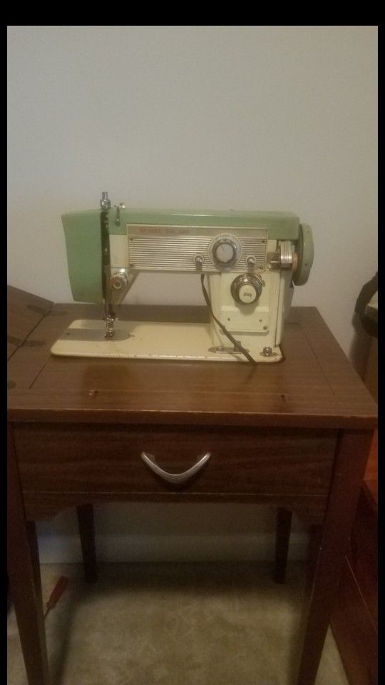 Precision Built De Luxe Zig Zag Vintage Sewing Machine Built In Table