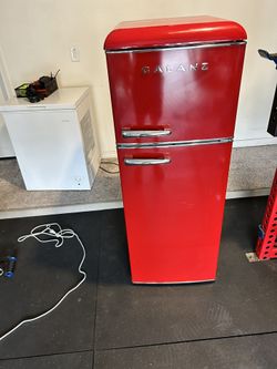 Retro Galanz 4 cubic Feet Retro Mini Fridge