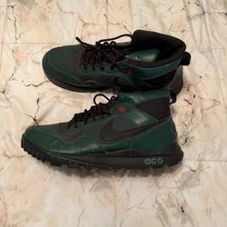 MENS ACG NIKE HIKING BOOTS SIZE 13