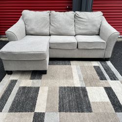 Sectional Reversible Couch!! Delivery Available 🚚!! Dimensions: 92” Length x 37” Height x 40”Depth ( 63” Depth Longer Section)