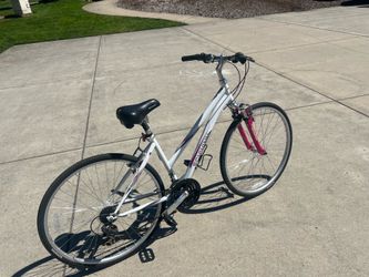 Schwinn Zeno 28" (700c) Women's Hybrid Comfort Bike - 21 Speed