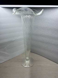 Vintage 20 "Clear Scalloped Stretch Vase