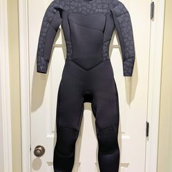 Women's Sz 4 wetsuit 4/ 3