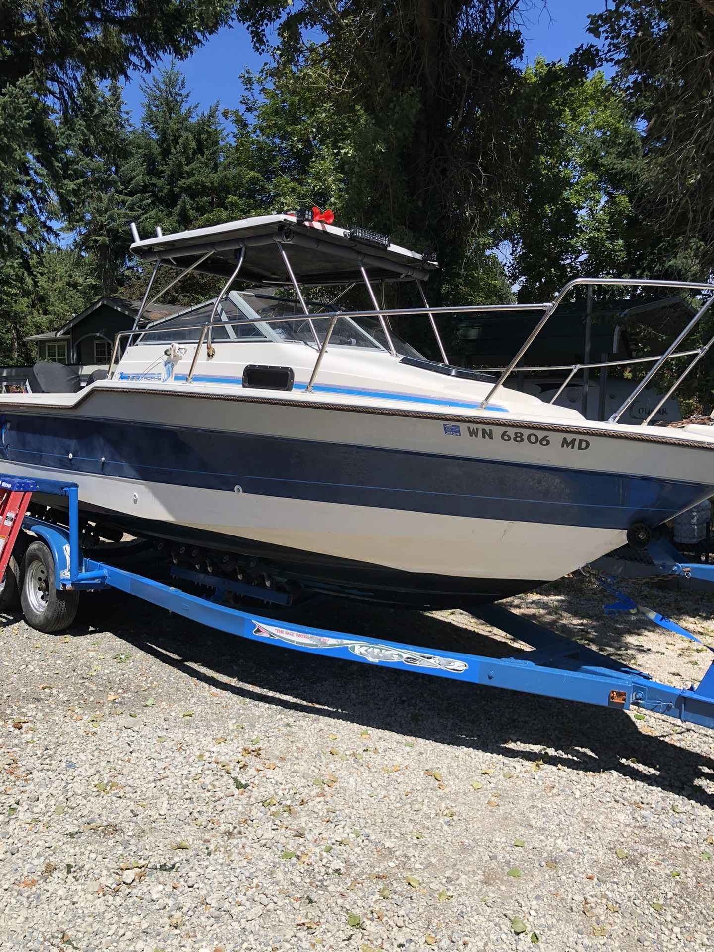 24’ Bayliner trophy Walk Around