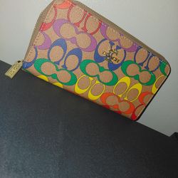 Women's wallet with iconic logo