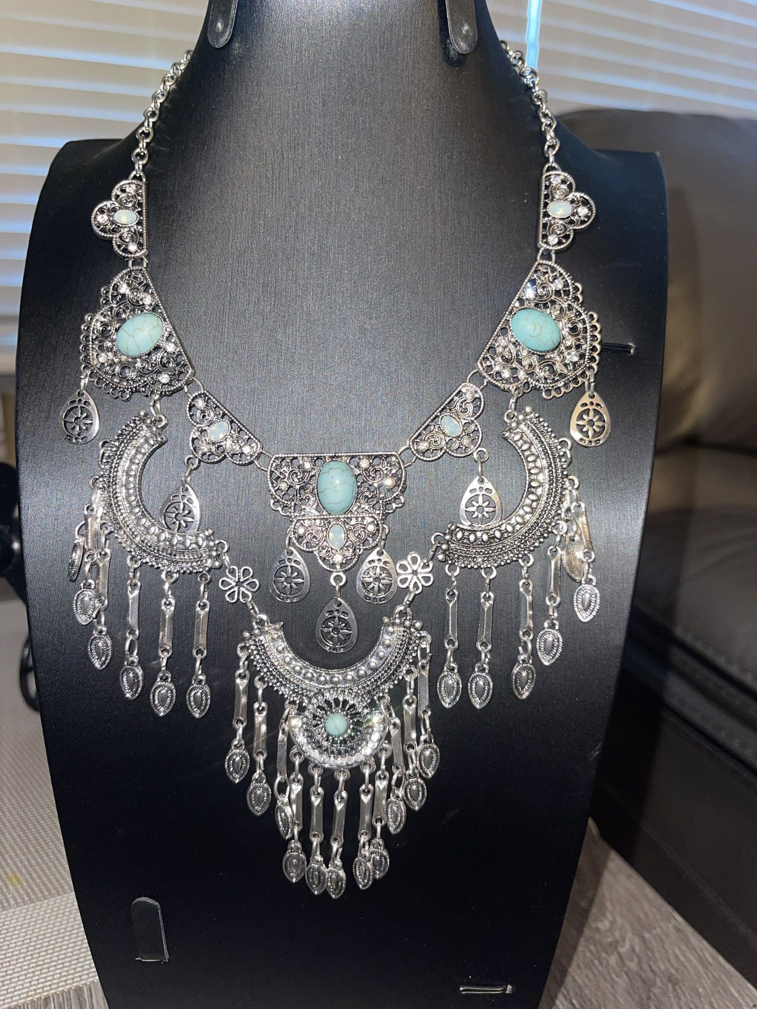 BRAND NEW - Costume Jewelry - Beautiful Intricate Turquoise/Silver Necklace - Med Length