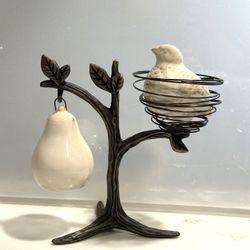 NIB Charming Pottery Barn Partridge in a Pear Tree Salt Pepper Shaker Set.   Ceramic bird shaker sits in wire nest on metal tree stand.   Ceramic pear