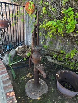 Vintage water pump - large