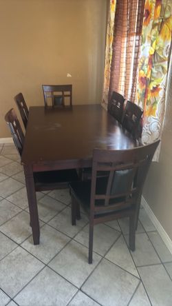Dinning table / 6 chairs