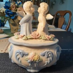  REALLY NEAT LOOKING VINTAGE  Angel  MUSIC  box ALMOST 8INCHES TALL 