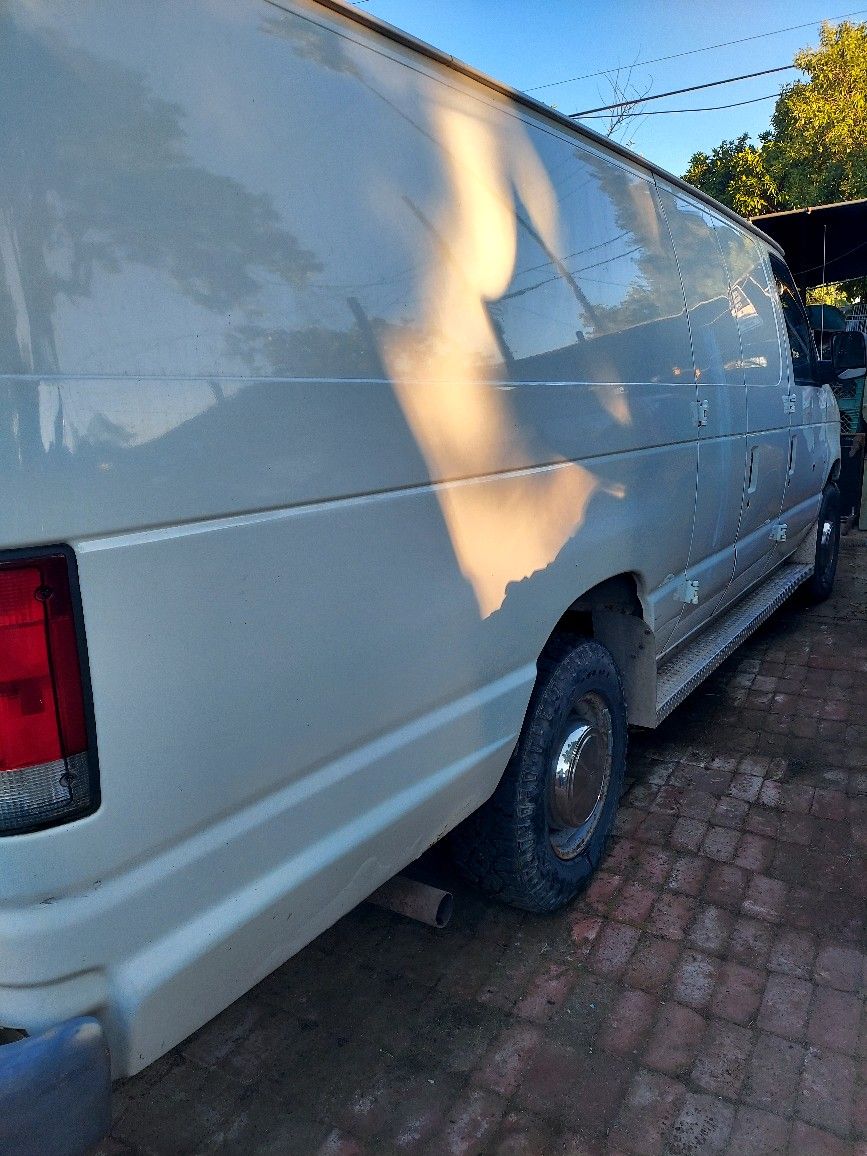 2000 Ford E-350