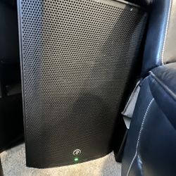2 Mackie Thump  Speakers