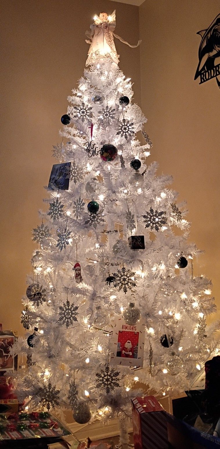 WHITE 6FT CHRISTMAS TREE
