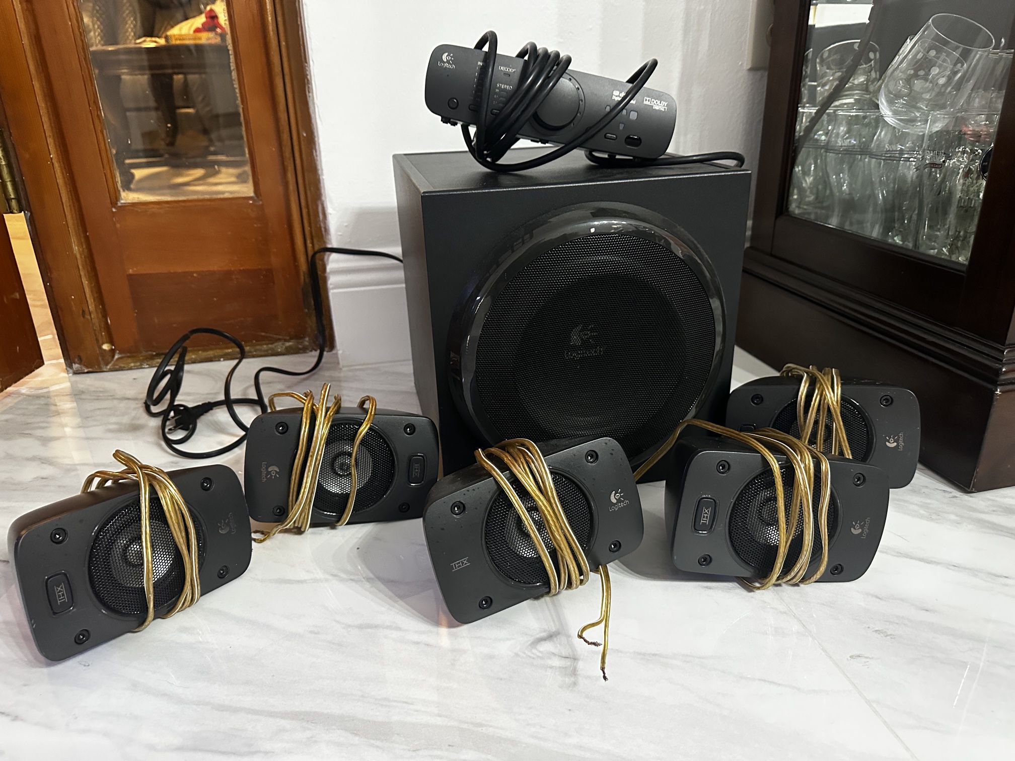 Vilje Variant cirkulære LOGITECH Z906 5.1 SURROUND SOUND SPEAKER SYSTEM for Sale in Miami, FL -  OfferUp