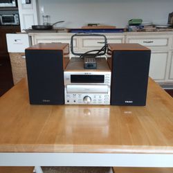 TEAC CD Player/Radio Receiver MC-D90 With Speakers, Antenna, And Remote 