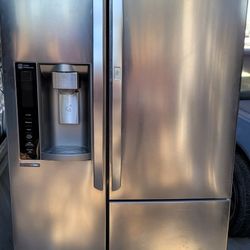 LG REFRIGERATOR WITH EXTRA DOOR, FREE DELIVERY AND INSTALLATION, 30 DAYS WARRANTY 