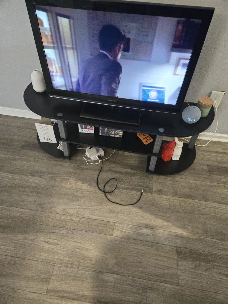 32 Inch Panasonic TV With Table