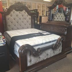 B947... Queen Bed Dresser And Mirror 
