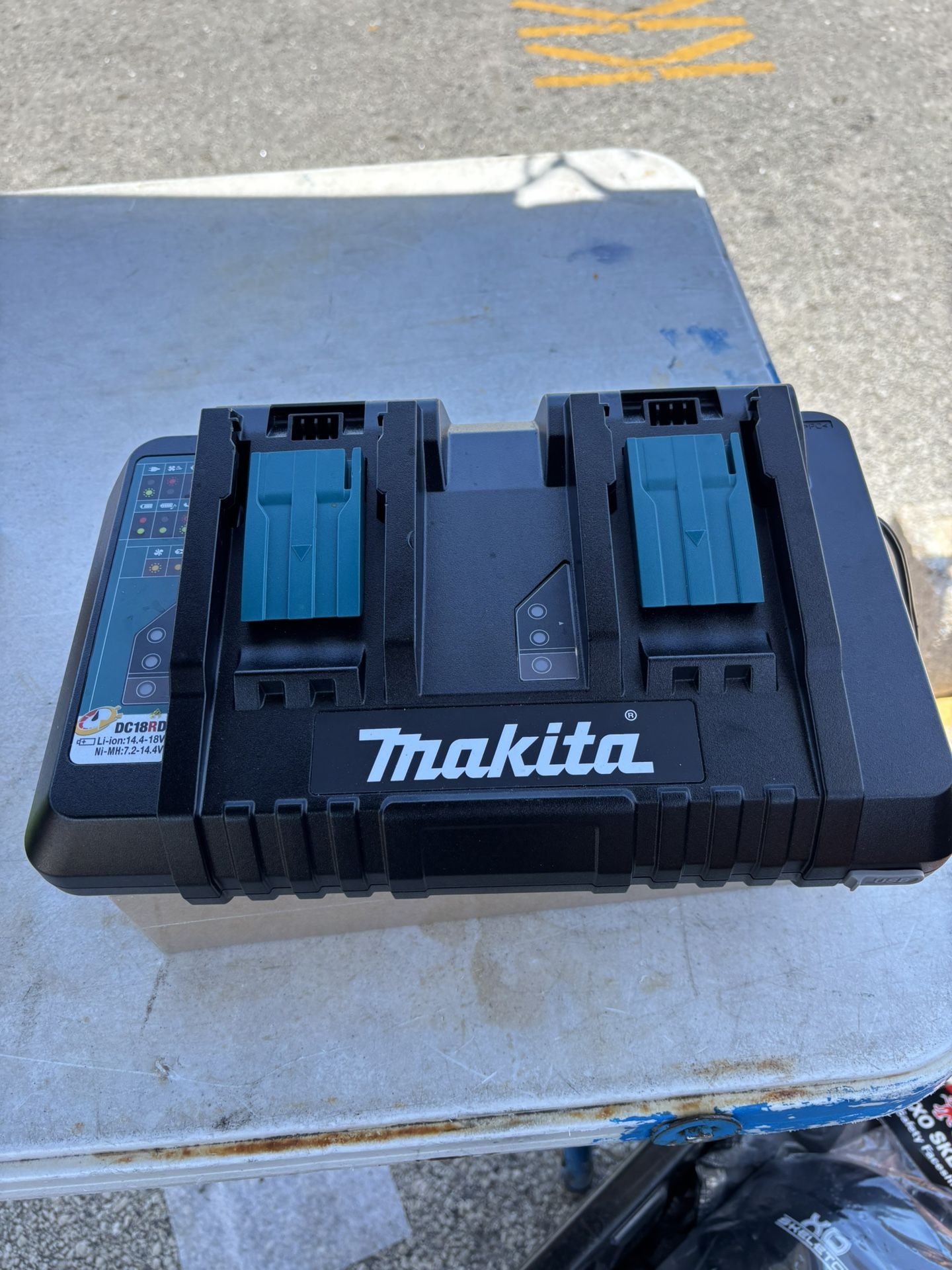 Makita Charger 