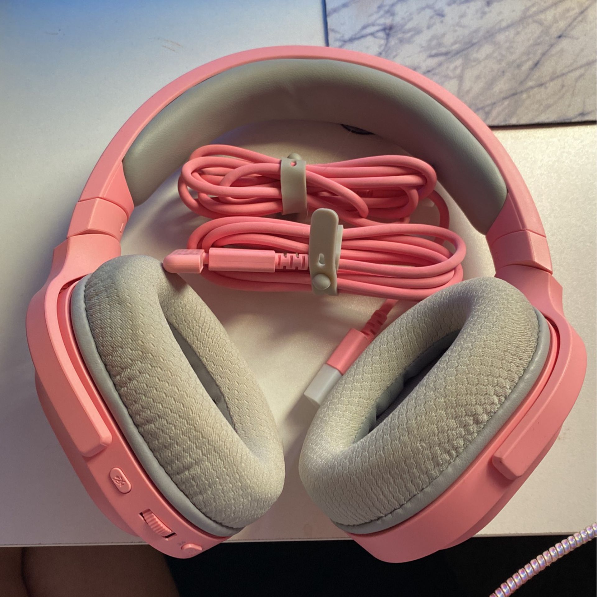 Pink Razer Blutetooth Headphones And Mic