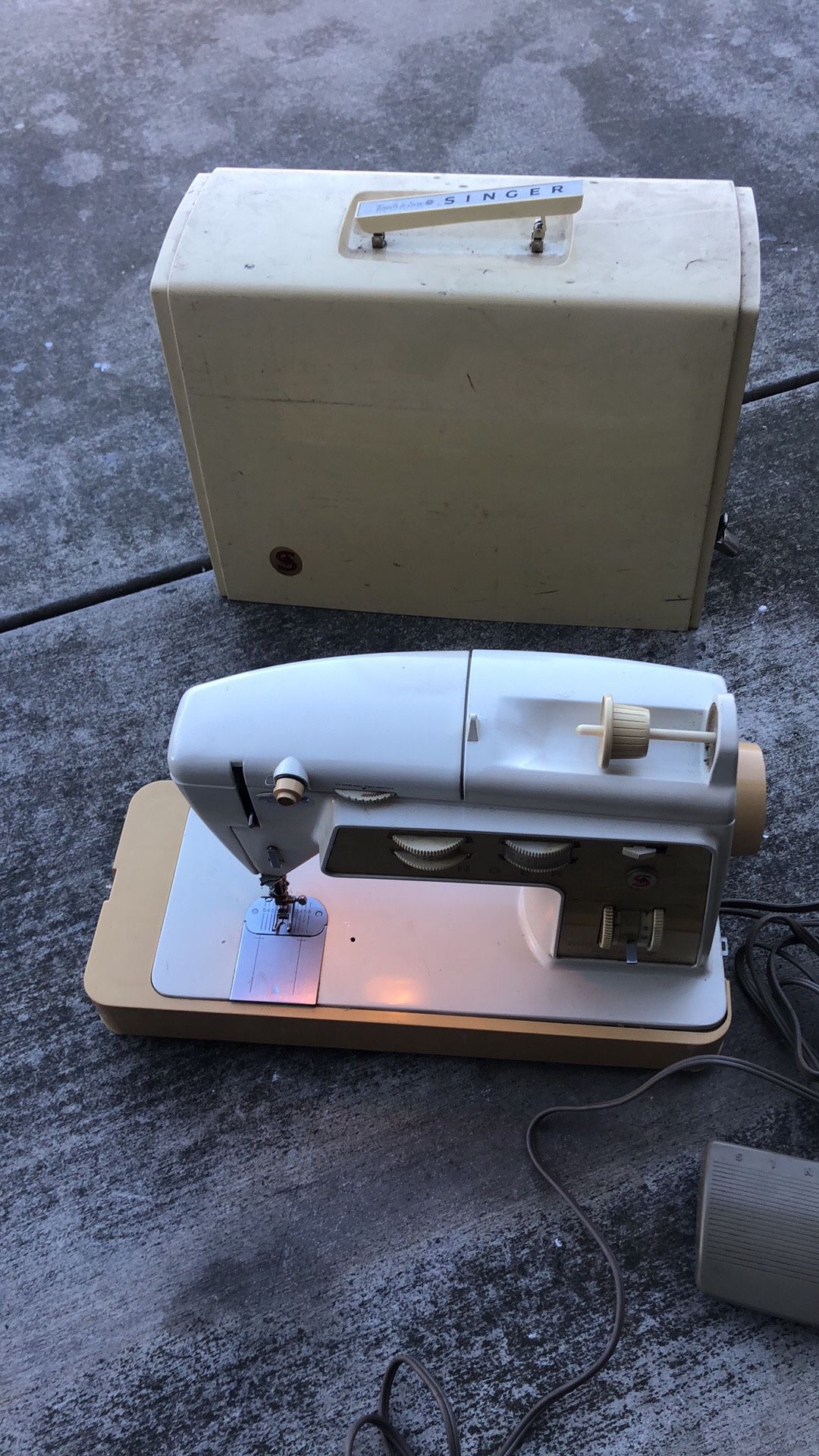 Singer Sewing Machine Good Working