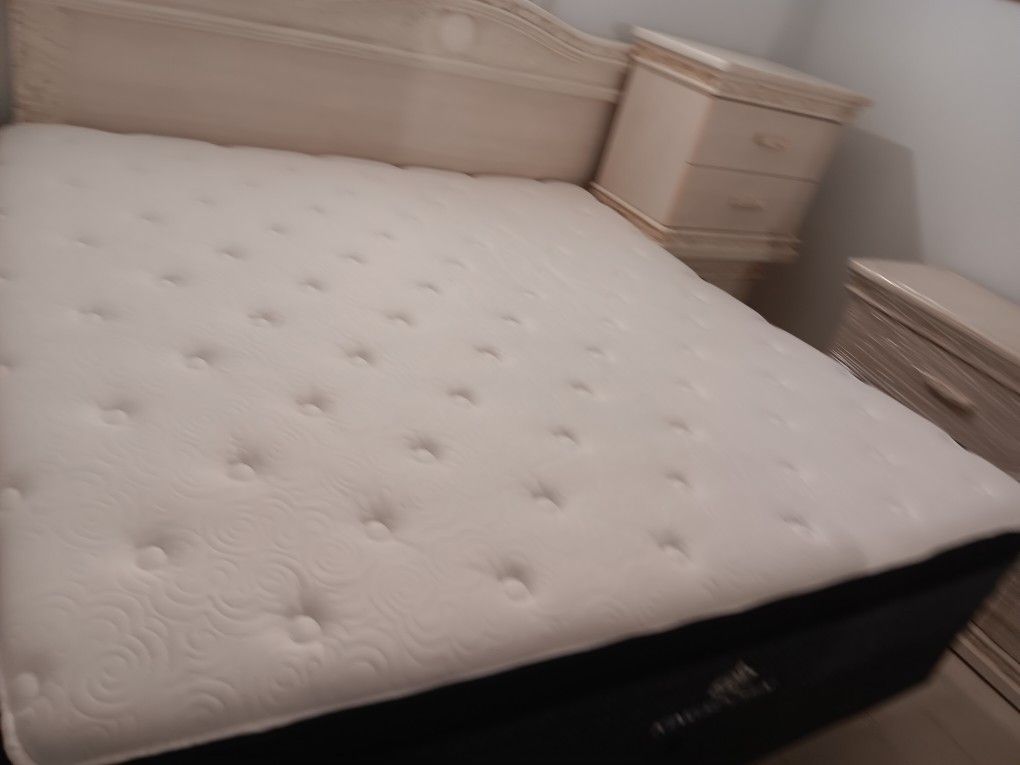 King Size Bed Nightstands and Dresser With Mirror