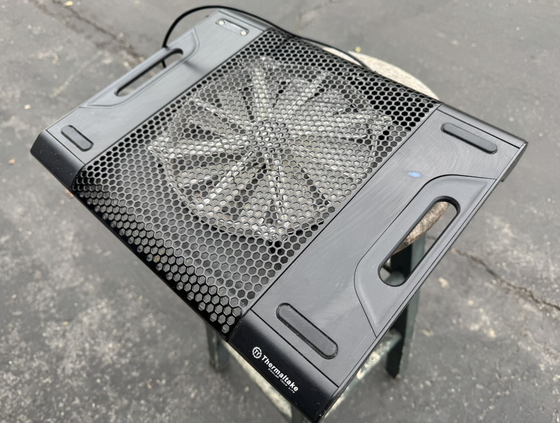 Thermaltake Massive 23 LX Steel Mesh Panel Single Oversized 230mm Blue LED Fan Portable 10”-17” Laptop Notebook Cooling Pad CLN0015,Black