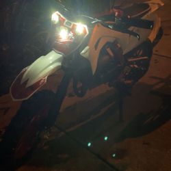 2024 MINI DIRTBIKE 50CC 26MPH Max (has key)