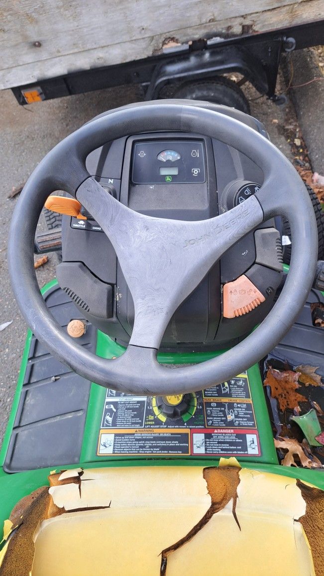 John Deere x500 for Parts $400LOOK AT PICTURES! WHAT YOU SEE IS WHATS THERE.