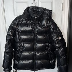 MONCLER MAYA SHORT DOWN JACKET (size 6)