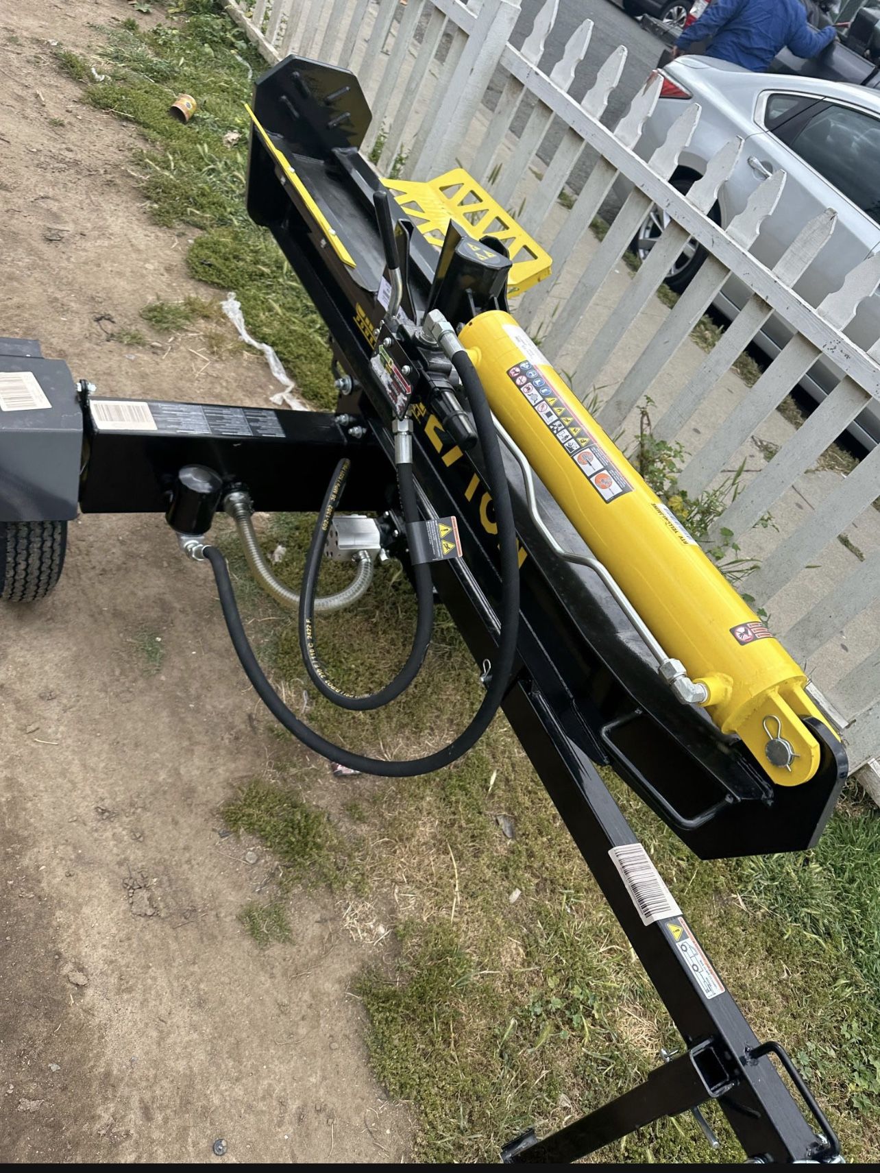 Champion Power Equipment 27 Ton 224 cc Gas Powered Hydraulic Wood Log Splitter with Vertical/ •Horizontal Operation and Auto Return
