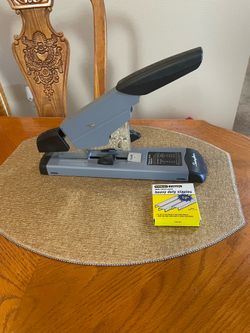 Heavy duty stapler with staples