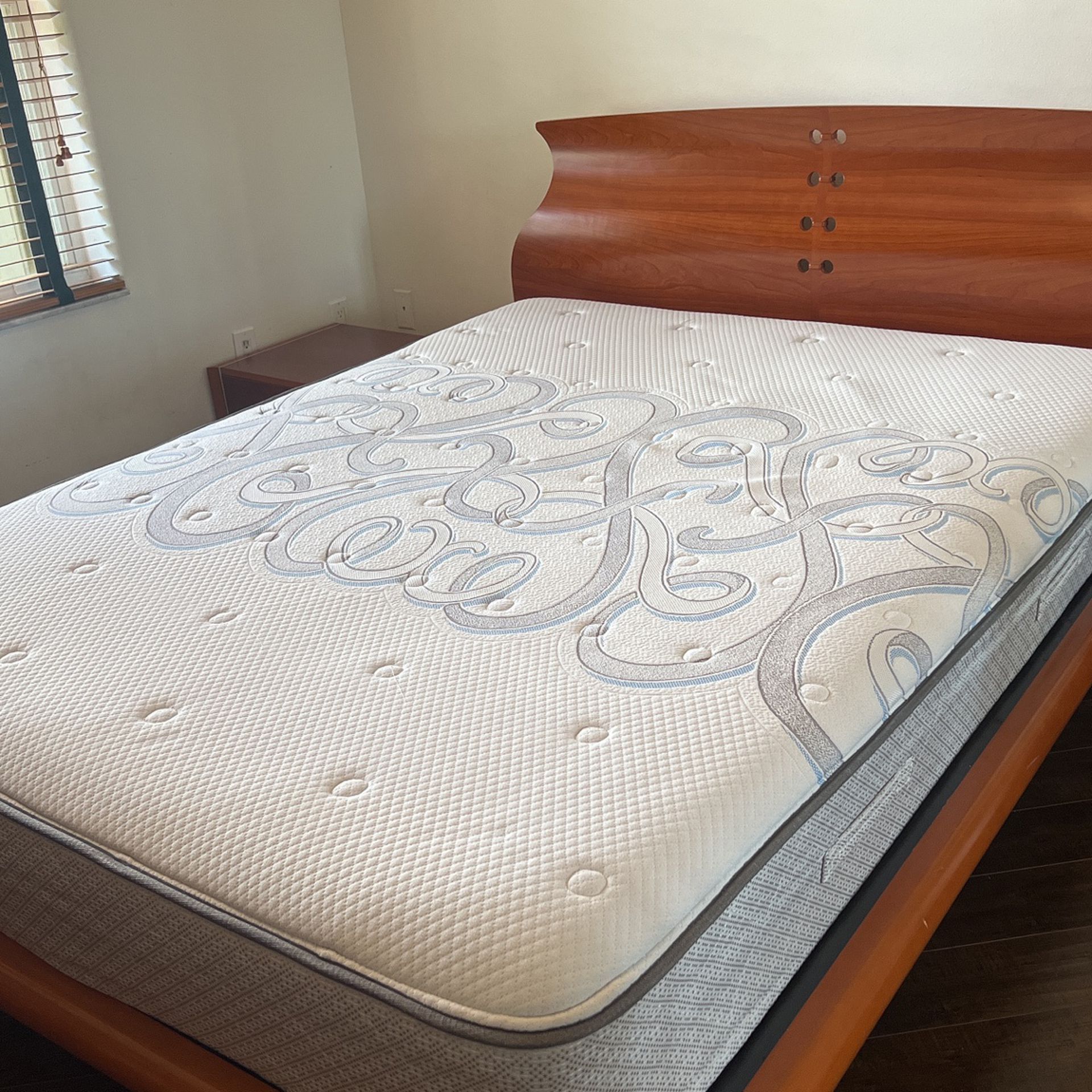 Bedroom Set. Queen Size Bed with Sealy Posturepedic Mattress & Furniture.