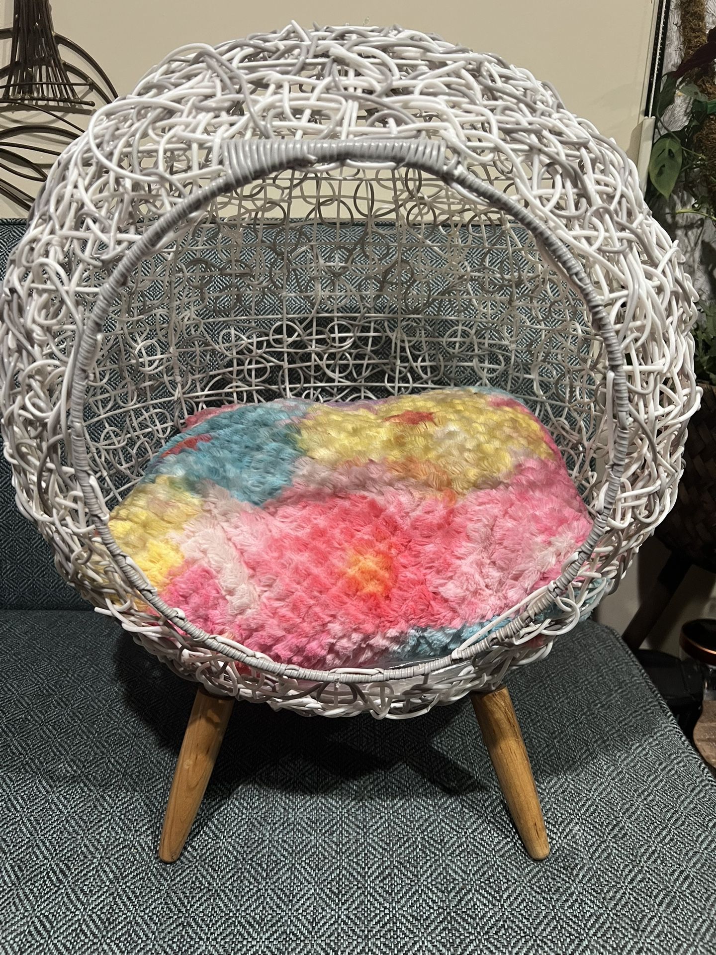 NEW Cat, Dog, Pet Bed With Wood Legs & Floral Pillow