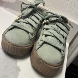 Girls Fenty shoes 4.5    $40