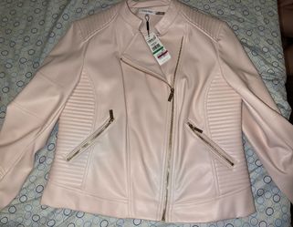 Cavin klein jacket es de cuero talla L la compré en macys $35