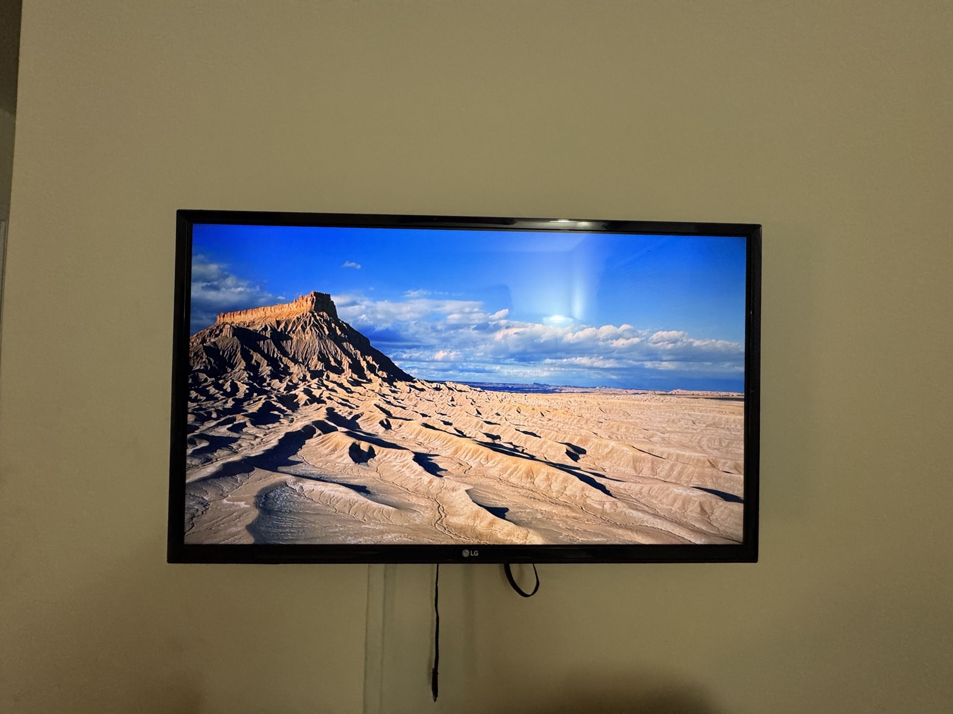 32 Inch LG Tv Wall Mount Included (no Smart)