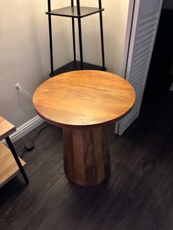 Round end/side table