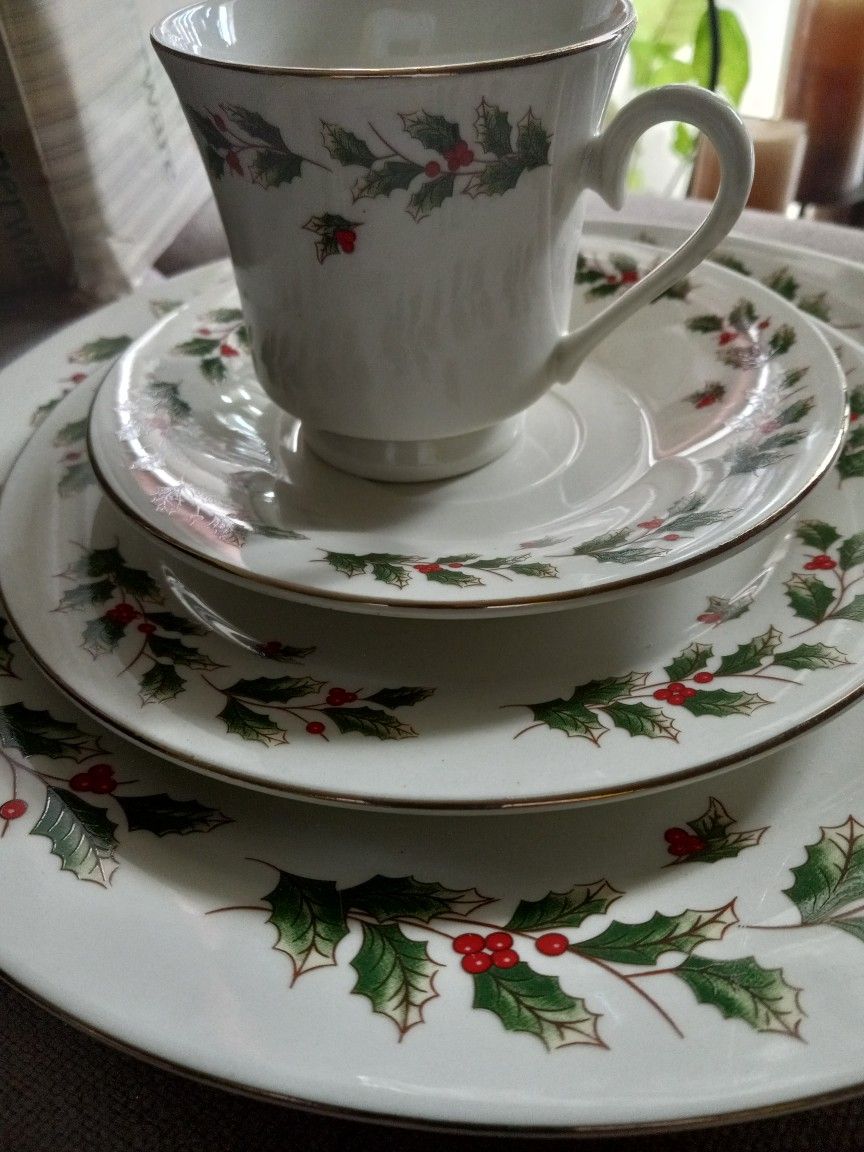 Christmas Holiday Decorative Dishware Set