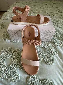 Women’s SZ 8 NEW sandals