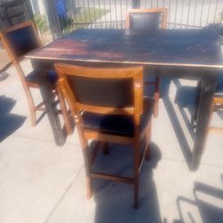 Dining Table.......65.00$ o.b.o Haigh Profile Chairs ( Tipo Periquera)