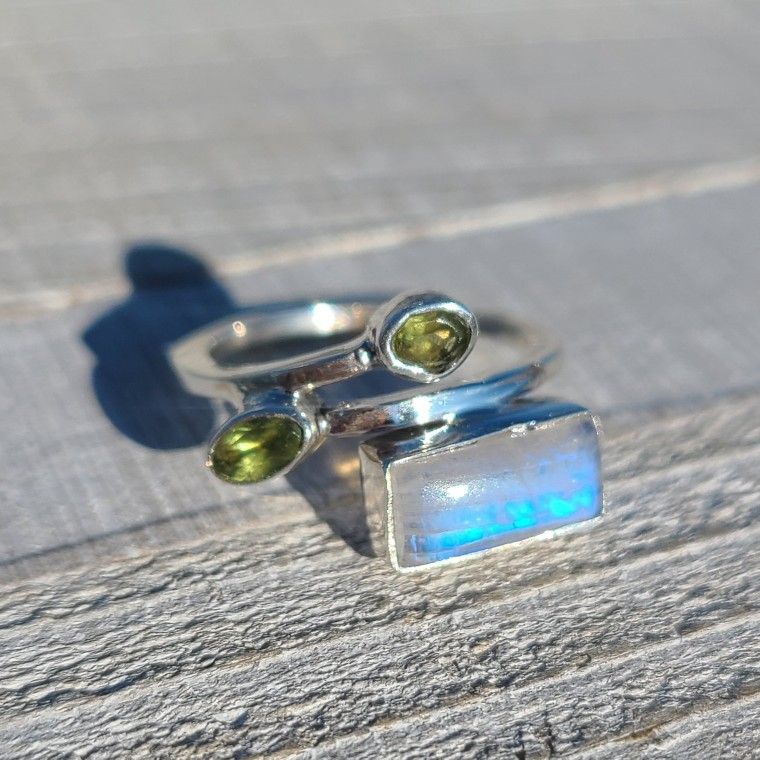 Rainbow Moonstone - India & Peridot 925 Ring