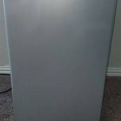 Magic Chef Mini Refrigerator 