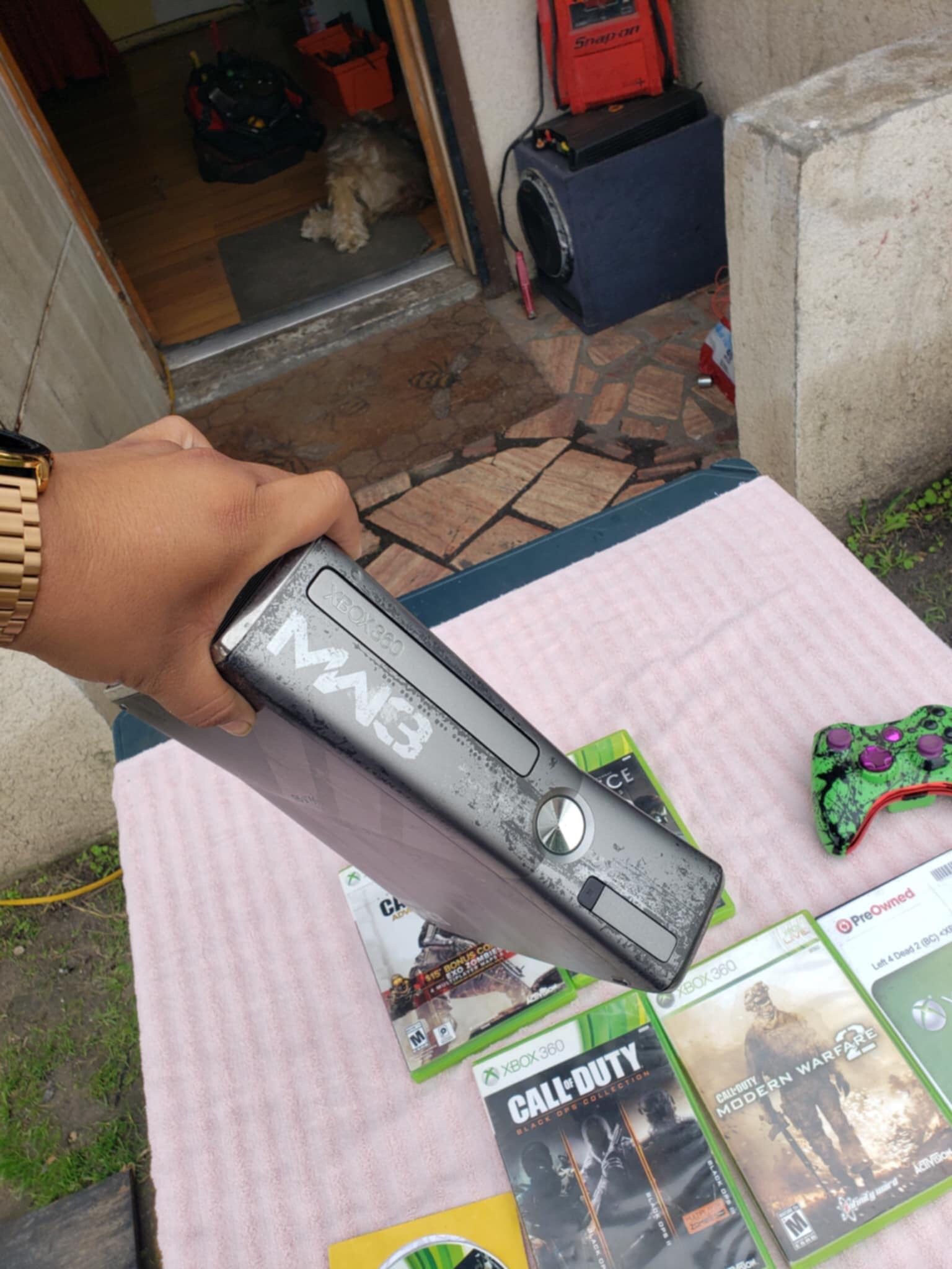Xbox 360 Xbox360 500GB Limited edition Call Of Duty MW2 With Their Game, 1 Controller & extra Call of duty Games. Nooo cables all for $250!
