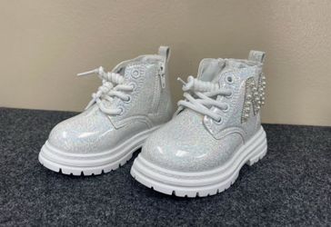 Toddler Girl - White Boots (Size 22)